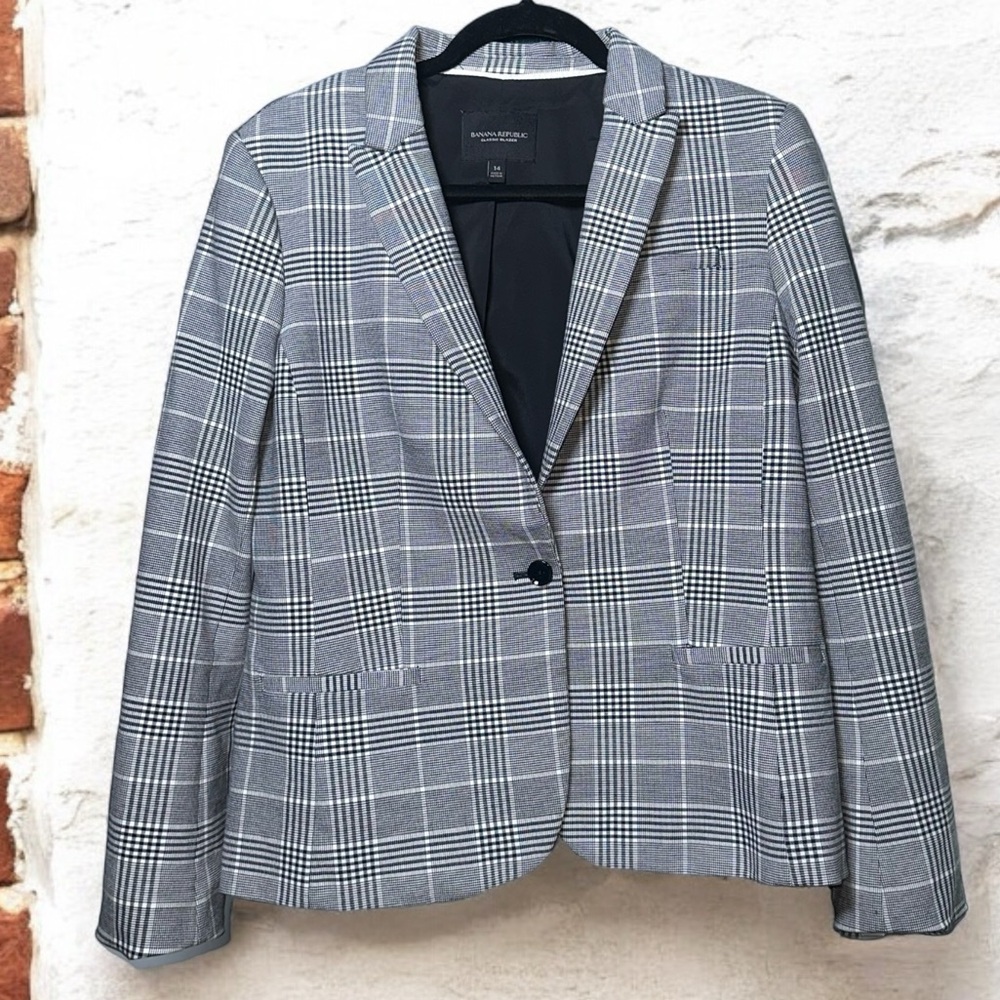 Chic Banana Republic plaid blazer, tailored fit, single-button, versatile style.